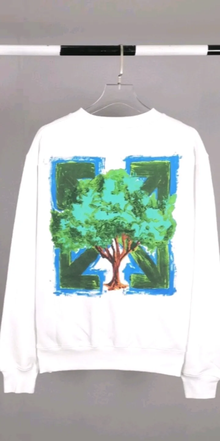Actual video shot——22SS top tested version environmental protection series OFFWHITE OW world environmental protection green tree graffiti pure cotton loose unisex round neck sweatshirt I won’t introduce the other ones here, just get to the point. This printed tree is different from the short-sleeved ones. The leaf shape part of the printing is replaced by embroidery. This cannot be seen from the picture level (you will definitely make a mistake when you look at the picture). Many versions on the market directly look at the picture and make the pattern, without worrying about this detail.  The fabric is made of 480g fish scale terry cotton fabric, and the hem is slit. This is the key detail.  The white front chest is the new slogan of the trumpet, and the back is also different. They are all framed by the classic and iconic large warning arrows. The black arrows are lake green, with a few white water-like patterns added; the white ones are sky blue arrows, with a big tree inside with branches and leaves filling the entire pattern. Both pieces are interpretations of traditional retro hand-painted graffiti painting techniques, which fully embody the natural and environmentally friendly atmosphere.  Color: White Size: XS-L P:370